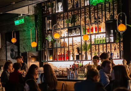 La barra de Punto Mona siempre convoca, aunque por afuera el local es pura tranquilidad