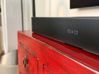 La barra de sonido Sonos Beam Ultra tiene parlantes que apuntan hacia adelante, hacia arriba y hacia los costados para ampliar la sensació de estéreo y de movimiento del sonido en una película