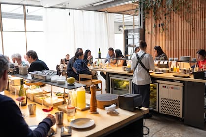 La barra del restaurante es muy solicitada en el primer turno