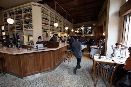 La barra en ele domina el salón del renovado El Preferido
