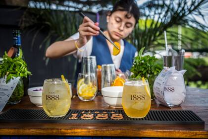 La barra más convocante y una propuesta de coctelería fresca y botánica especialmente creada para la ocasión.