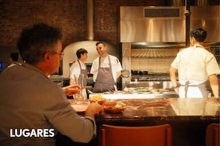 La casa chorizo que revivió con un restaurante donde manda el fuego y no todo es carne