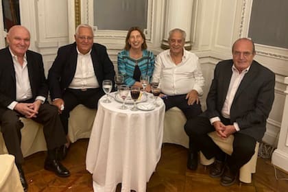 "La barra peronista", destacó el cumpleañero. Miguel Gallardo, Héctor Maya, Susana Gallardo, Daniel "Chicho" Basile y Carlos Ramón "Tato" Brown