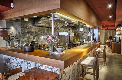 La barra, protagonista en el salón de Comparte Bistró.