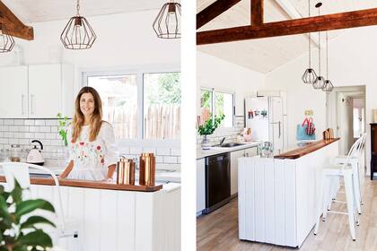 La barra, que era de estilo industrial, se revistió en machimbre blanco. Sobre esta, latas de cobre (Divain Home Deco).