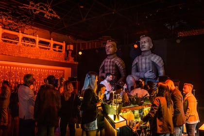 La barra que recibía a los invitados estaba custodiada por dos esculturas de guerreros Xian de casi 5m.