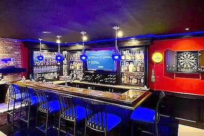 La barra tiene espacio para seis personas y a su lado tiene un juego de dardos