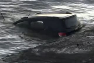 Una camioneta cayó al río en la costanera: un hombre se tiró al agua para rescatar a su mujer y a su hija