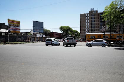La barrera del tren Urquiza ubicada en el límite de los barrios de Chacarita y Paternal, en la intersección de las avenidas Del Campo y Elcano, es uno de los proyectos