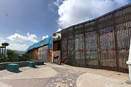 La barrera se colocó en el Parque de la Amistad, ubicado en el extremo occidental de la frontera entre Estados Unidos y México