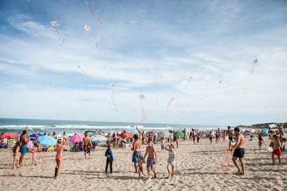 La barrileteada de Supervielle, que ya es un clásico del verano en la costa, tiño de colores y buena onda la tarde familiar.