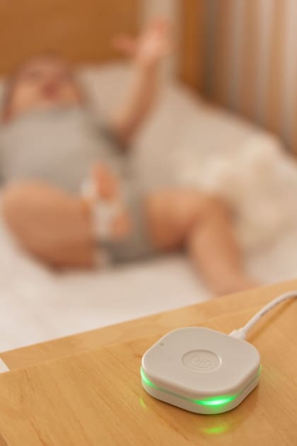 La base de carga de la tobillera también tiene un micrófono para que los padres puedan monitorear a los chicos