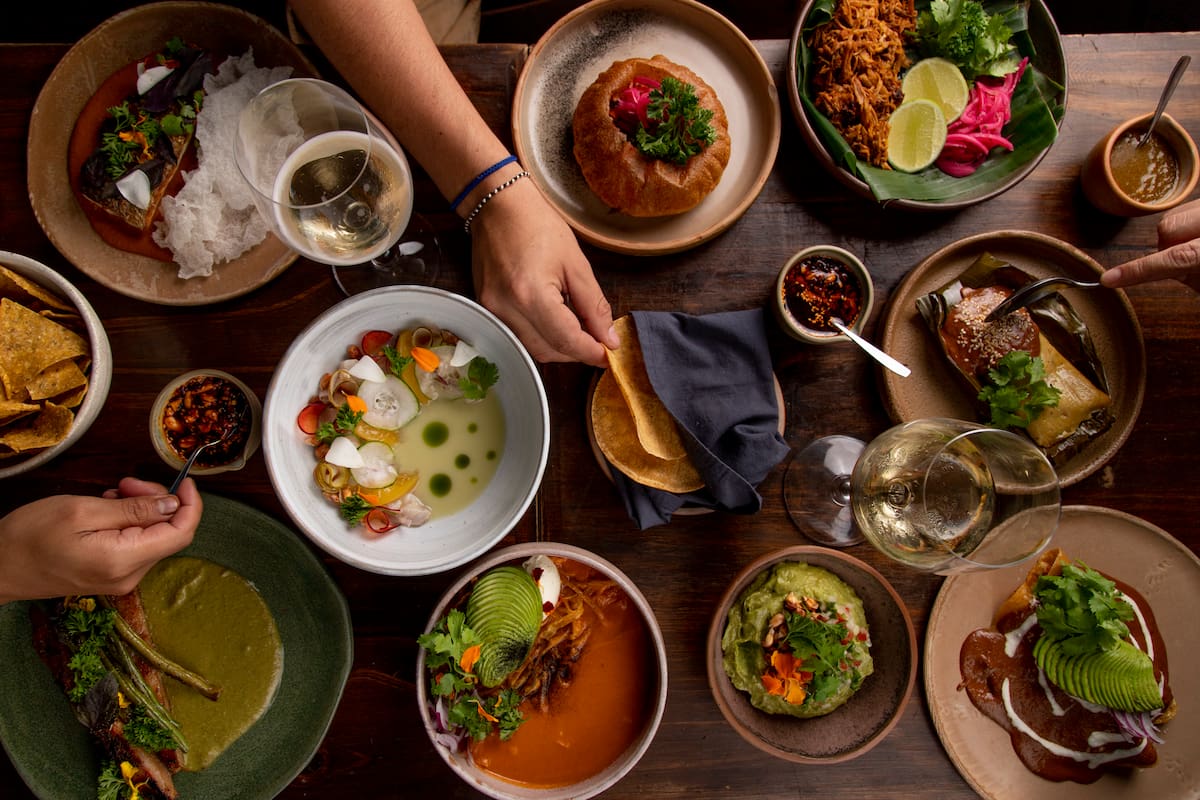 La base de la comida mexicana es el maíz nixtamalizado (proceso ancestral para tratar el maíz), chile y frijol. A la combinación de los tres cultivos se les conoce como milpa.