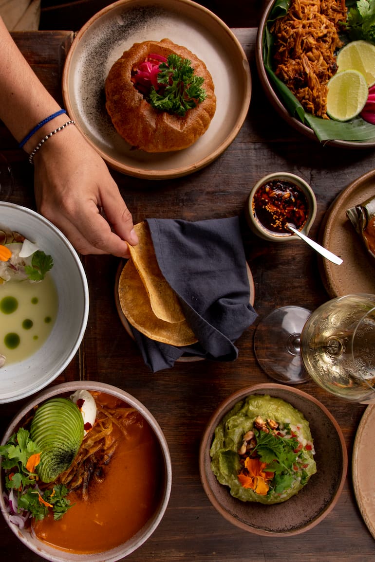 La base de la comida mexicana es el maíz nixtamalizado (proceso ancestral para tratar el maíz), chile y frijol. A la combinación de los tres cultivos se les conoce como milpa.