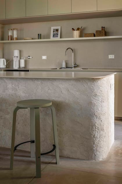 La base de la isla fue texturada artesanalmente por Lucía Molina. Tapa de ‘Prima Limestone’ (Purastone). Banqueta (Tortuga).