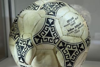 Subastan la pelota del gol de la “Mano de Dios”