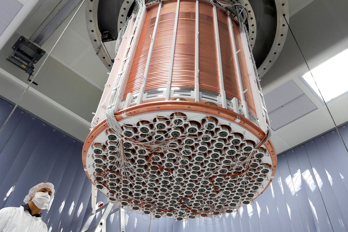 La base del detector Xenon1T con la estructura de bronce y los tubos fotomultiplicadores