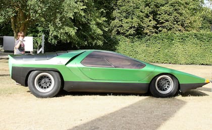 La base del modelo era el Alfa Romeo 33 Stradale, incluido su motor V8 de 2 litros y 230 CV
