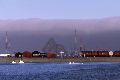 La Base Orcadas, de Argentina, ubicada en la Isla Laurie (parte de las Islas Orcadas del Sur, de la Antártida) es la estación permanente más antigua del continente blanco