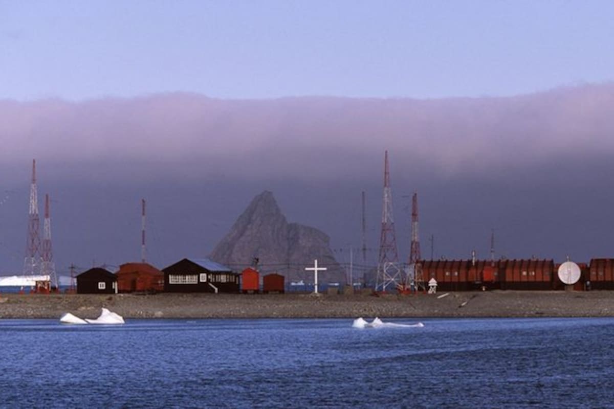 La Base Orcadas, de Argentina, ubicada en la Isla Laurie (parte de las Islas Orcadas del Sur, de la Antártida) es la estación permanente más antigua del continente blanco.
