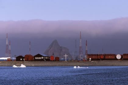 La Base Orcadas, de Argentina, ubicada en la Isla Laurie (parte de las Islas Orcadas del Sur, de la Antártida) es la estación permanente más antigua del continente blanco.