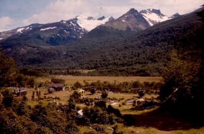 La base para helicópteros de la Aviación Naval en el Valle de Andorra, detrás de Ushuaia