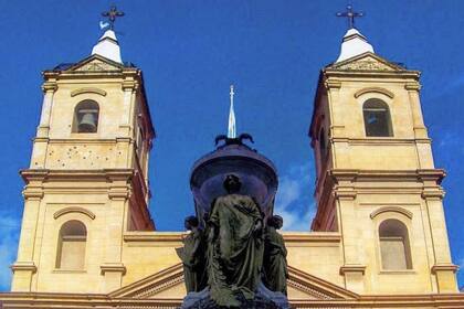La Basílica de Nuestra Señora del Rosario, en cuyo frente se encuentran los restos de Manuel Belgrano, se encuentra en Belgrano y Defensa, en lo que era el barrio de Santo Domingo