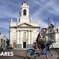 Recibió el primer viaje en tren, vio nacer al papa y hoy es un activo polo de indumentaria