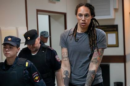 La basquetbolista estadounidense Brittney Griner se escoltada previo a una audiencia en  un juzgado en las afueras de Moscú, el jueves 4 de agosto de 2022. (AP Foto/Alexander Zemlianichenko)