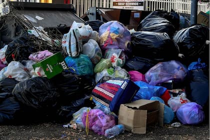 La basura inunda las calles de Roma
