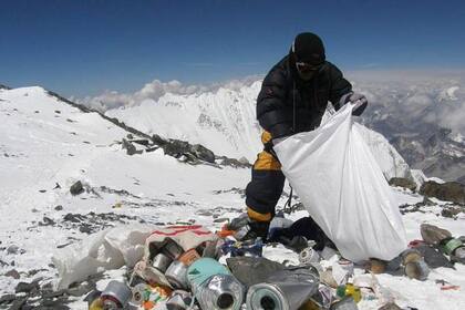 La basura que dejan atrás las expediciones es desde hace años un problema en el Everest y más ahora que el calentamiento global está derritiendo el hielo