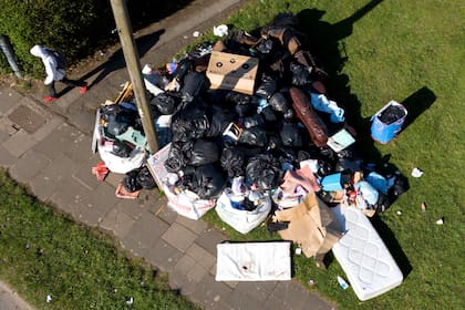 La basura se acumula en la segunda ciudad más grande de Reino Unido tras un mes de huelga