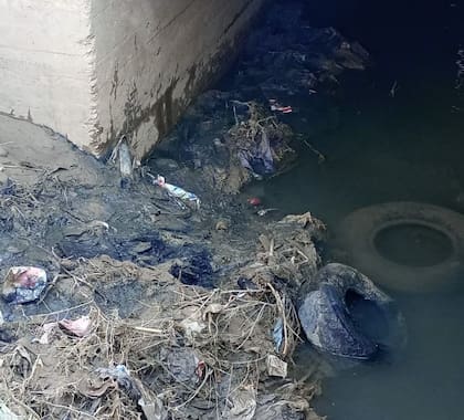 La basura y los escombros en el agua complicaron la búsqueda.