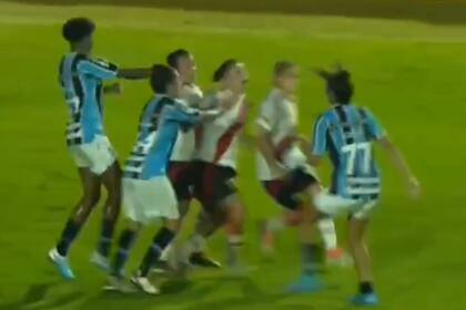la batalla campal en el fútbol femenino entre River y Gremio, en la Ladies Cup 2024