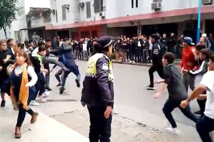 La batalla campal fue protagonizada por alumnos de la Escuela Técnica y del Instituto Privado Tucumán sobre la calle Crisóstomo Álvarez al 600