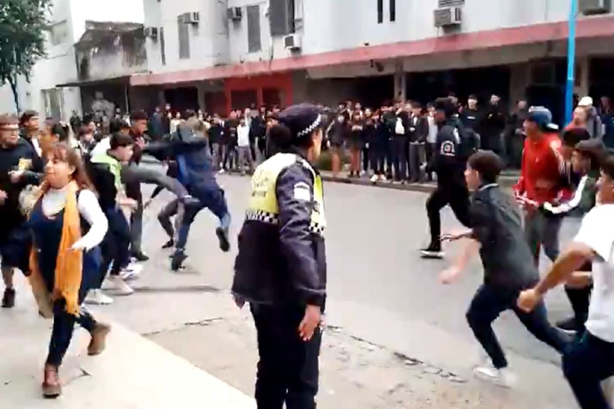 La batalla campal fue protagonizada por alumnos de la Escuela Técnica y del Instituto Privado Tucumán sobre la calle Crisóstomo Álvarez al 600