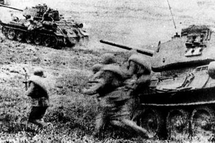 Tropas soviéticas adentrándose en la Batalla en Kursk con tanques T-34