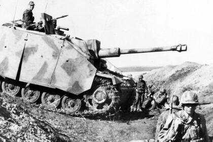 Los artilleros soviéticos contrarrestaron el avance de tanques alemanes durante la Batalla de Kursk en el verano de 1943