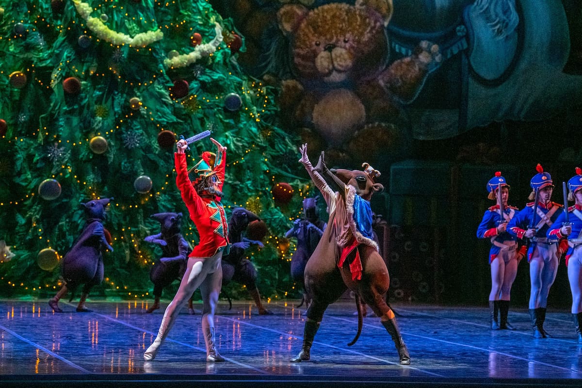 La batalla entre los soldados y los ratones, del primer acto, un momento ineludible de la aventura de "El cascanueces", en todas las versiones