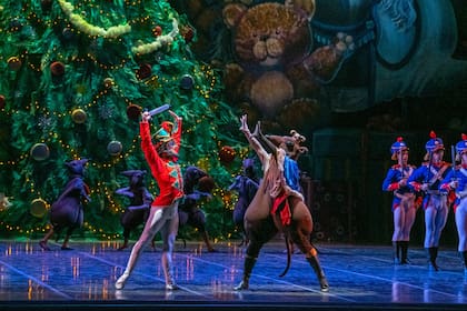 La batalla entre los soldados y los ratones, del primer acto, un momento ineludible de la aventura de "El cascanueces", en todas las versiones