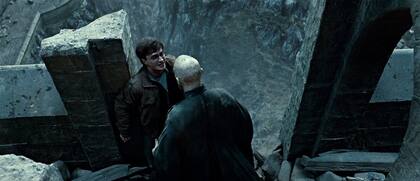 La batalla final entre el joven mago y su némesis Lord Voldemort es todo lo espectacular y dramática que la historia merecía
