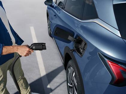 La batería de 20,5 kWh se recarga con carga domiciliaria de hasta 3,3 kW, con cargador rápido CCS2 o mediante frenado regenerativo que recupera energía en cada desaceleración.