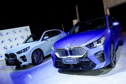 La batería de 64.8 kWh y la eficiencia del sistema le permiten alcanzar a BMW iX2 una autonomía de 417 a 449 kilómetros.