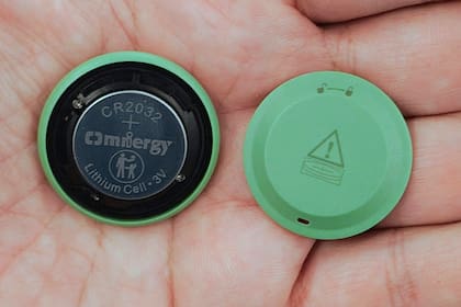 La batería del Moto Tag es una clásica de reloj, se puede cambiar en casa y dura un año