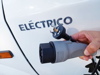 La batería se puede cargar enchufándolo a un toma doméstico, al igual que cualquier dispositivo electrónico de hogar