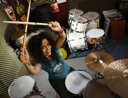 La baterista Andrea Álvarez está nominada por su álbum Y lo dejamos venir