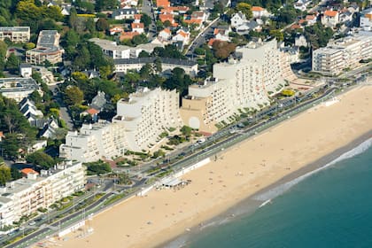 Vista aérea de la bahía de La Baule con la playa de La Baule y las casas a lo largo del paseo marítimo.