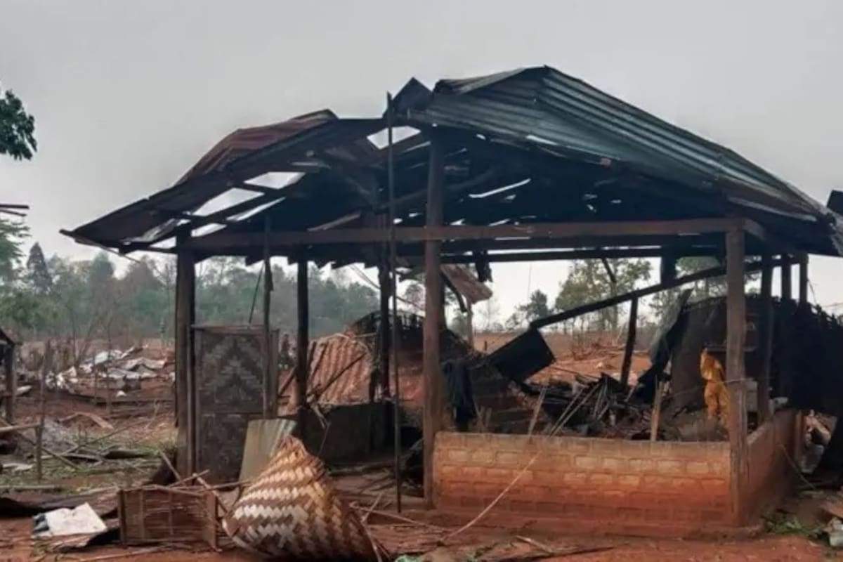 La BBC ha recibido varias imágenes de edificios dañados en la aldea de Naung Lin, en el estado de Shan, donde se cree que combatientes de la junta de Myanmar lanzaron bombas el viernes por la noche.