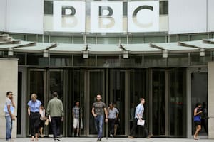 La BBC nació en 1922 y hoy compone un multimedio que incluye varios canales de TV, radios y páginas web
