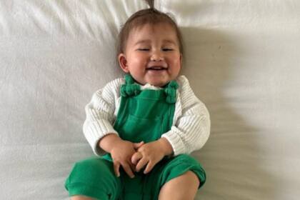 La bebé empezó a caminar junto a su abuelo (Foto Instagram @breedukz)